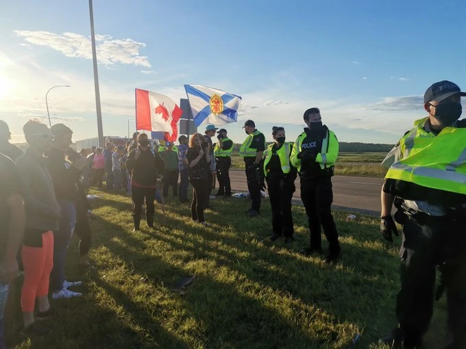 RCMP move in on protesters at blockade at N.S-N.B. border