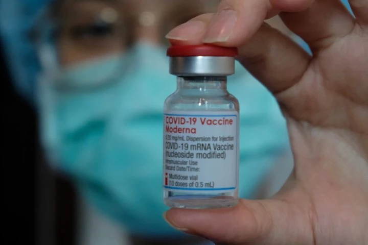 U.S. experts expand study on whether Moderna vaccine curbs COVID-19 spread