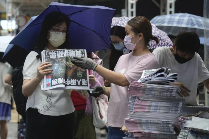 Hong Kong residents line up for final copy of pro-democracy tabloid Apple Daily