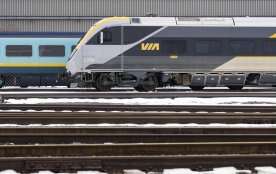 After passengers stranded for 10 hours in Quebec, federal transport minister to meet with Via Rail