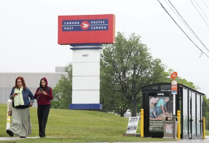 What comes next as Canada Post and union return to bargaining talks?