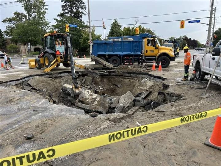 Sinkhole opens at busy Toronto intersection, leading to basement flooding