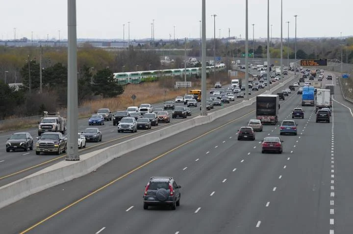 More Canadians commute as remote work declines, StatCan data shows