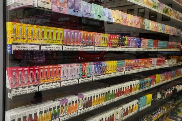 Alberta students, doctors want federal ban on flavoured e-cigarettes, nicotine pouches