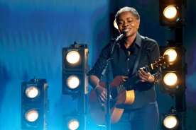 Calgary woman shocked to see Tracy Chapman playing her guitar at the Grammys