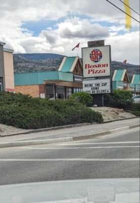 Canucks fans outraged by sign outside Penticton pizza joint