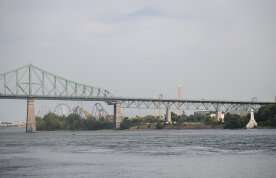 Two minors arrested for allegedly scaling Montreal’s Jacques-Cartier bridge