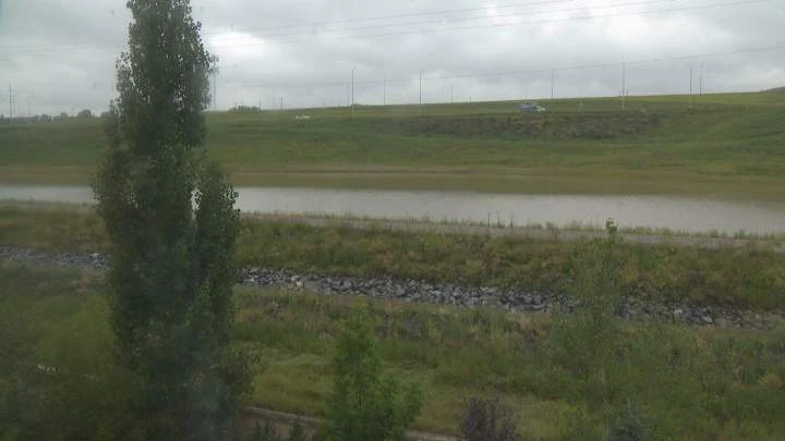 Overflowing storm pond puts Calgary homes at risk of flooding