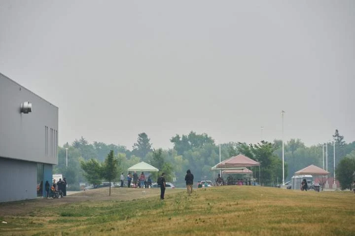 Smoke hampers firefighting in Manitoba, but rain in forecast for early this week
