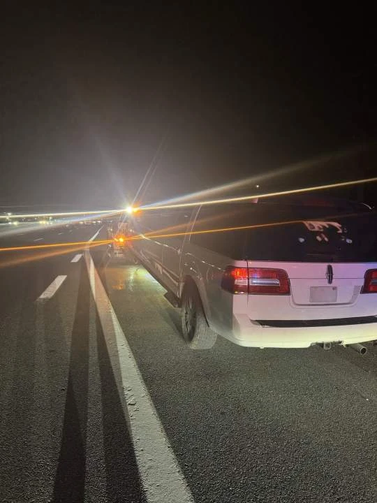 Passengers force limo driver to stop on Ontario highway over drunk driving fears
