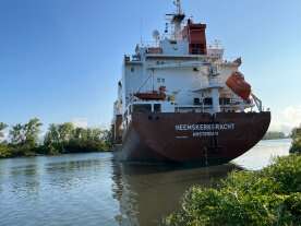 Cargo ship runs aground on St. Lawrence Seaway south of Montreal