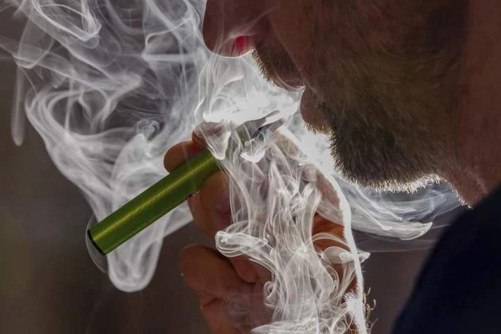 Stay away from vaping to quit smoking, Canadian researchers recommend