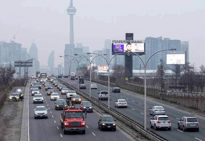 Toronto traffic, transit congestion likely to worsen with in-office mandates: experts