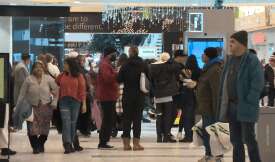 Edmontonians rush to malls on final weekend before Christmas