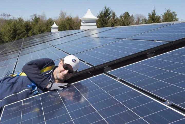 Ontario electricity system to add 14 new solar, wind projects
