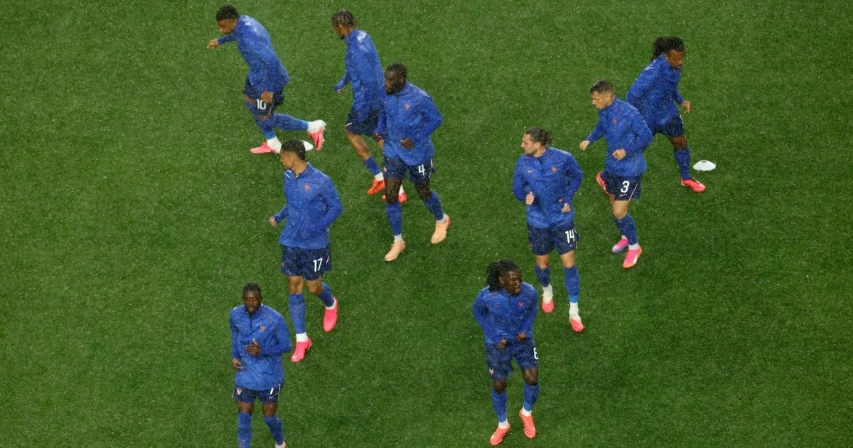 ‘Les Bleus’ vuelven a hacer calentamiento tras suspensión del partido
