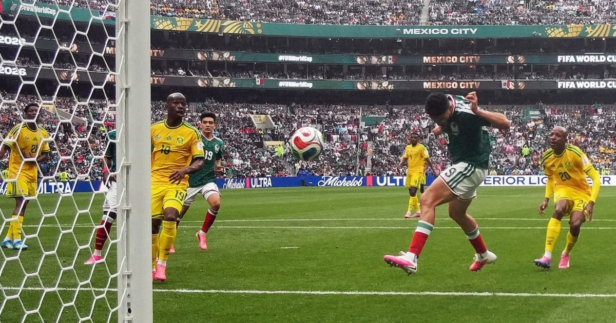 Raúl Jiménez anota el 2-0 con dedicación al cielo