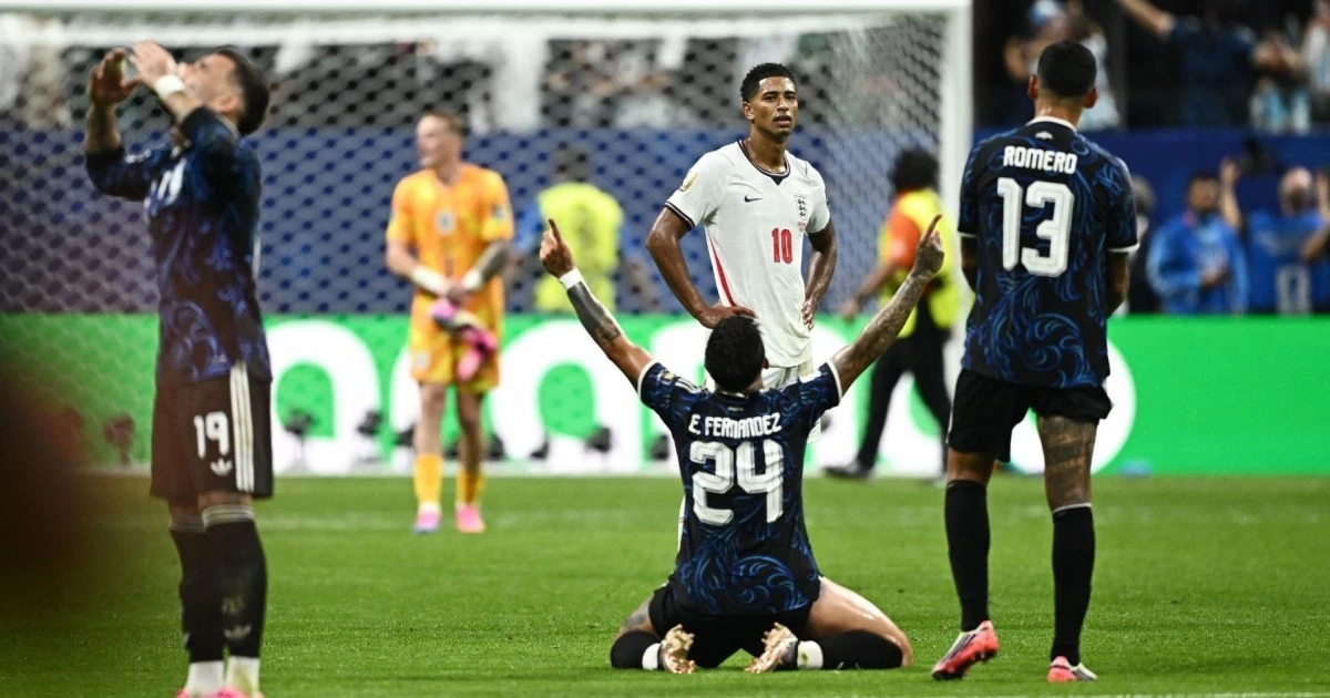 Messi festeja frente a una Inglaterra devastada