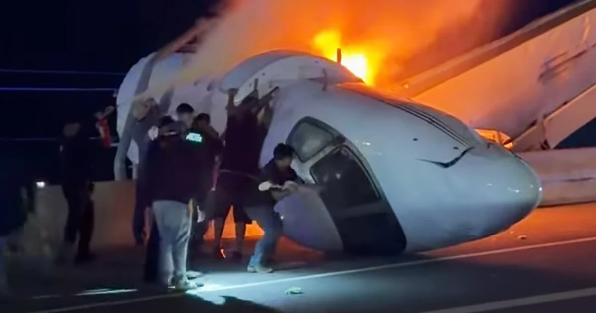 Bystanders and first responders rushed towards small plane after it crashed on Texas highway