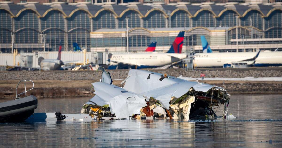 Army prepares to lift plane from the Potomac as officials vow to recover all victims