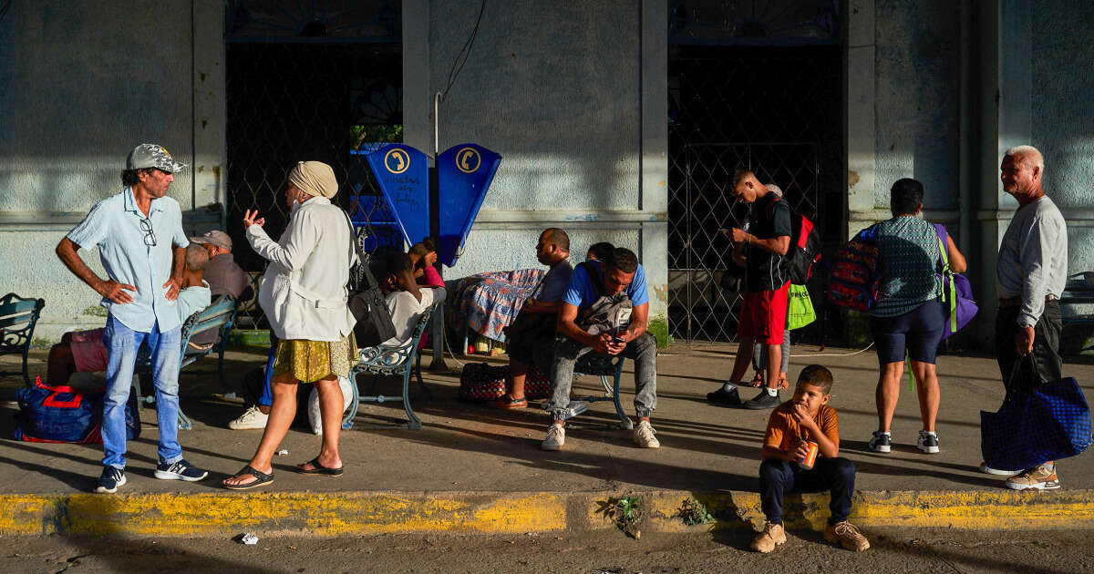 Power goes out on the entire island of Cuba, leaving 10 million people in the dark 