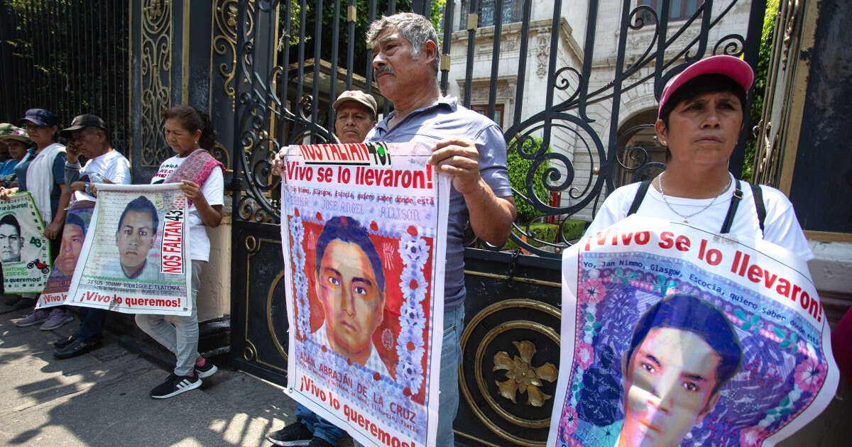 Parents of missing Mexican students push for answers from López Obrador and Sheinbaum