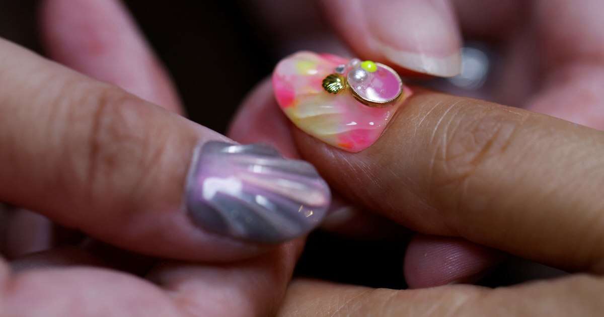 Japanese manicurist turns sea trash into nail art