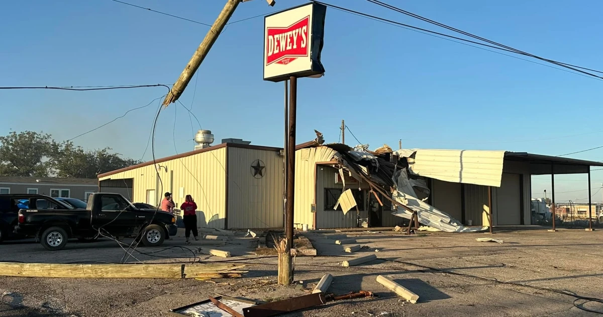2 people killed, buildings erupt in flames after small aircraft crashes in Texas