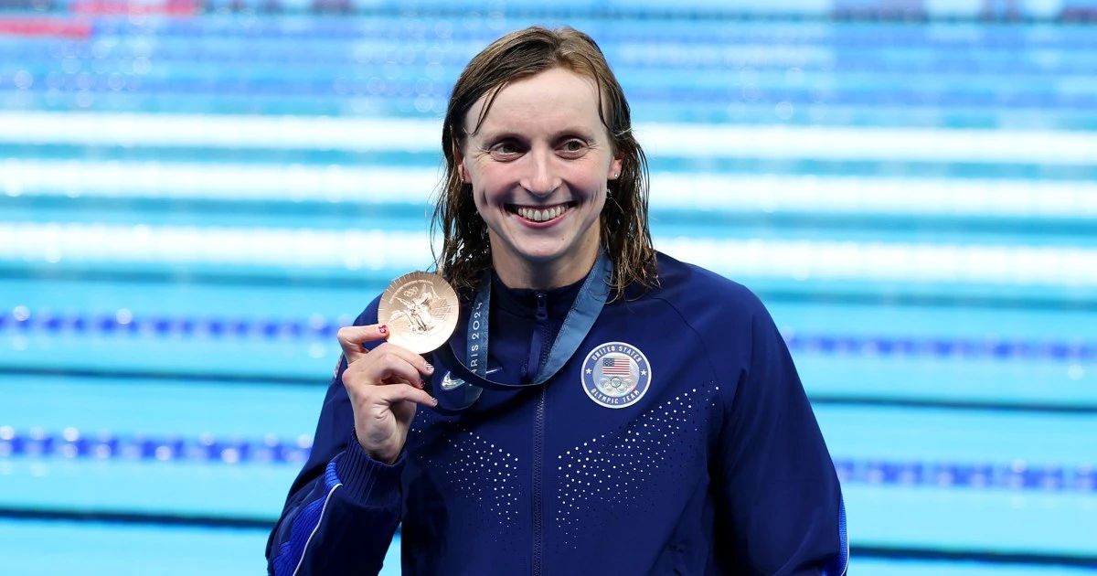 Katie Ledecky wins 1,500 free, tying Jenny Thompson's record for most gold medals by a female swimmer