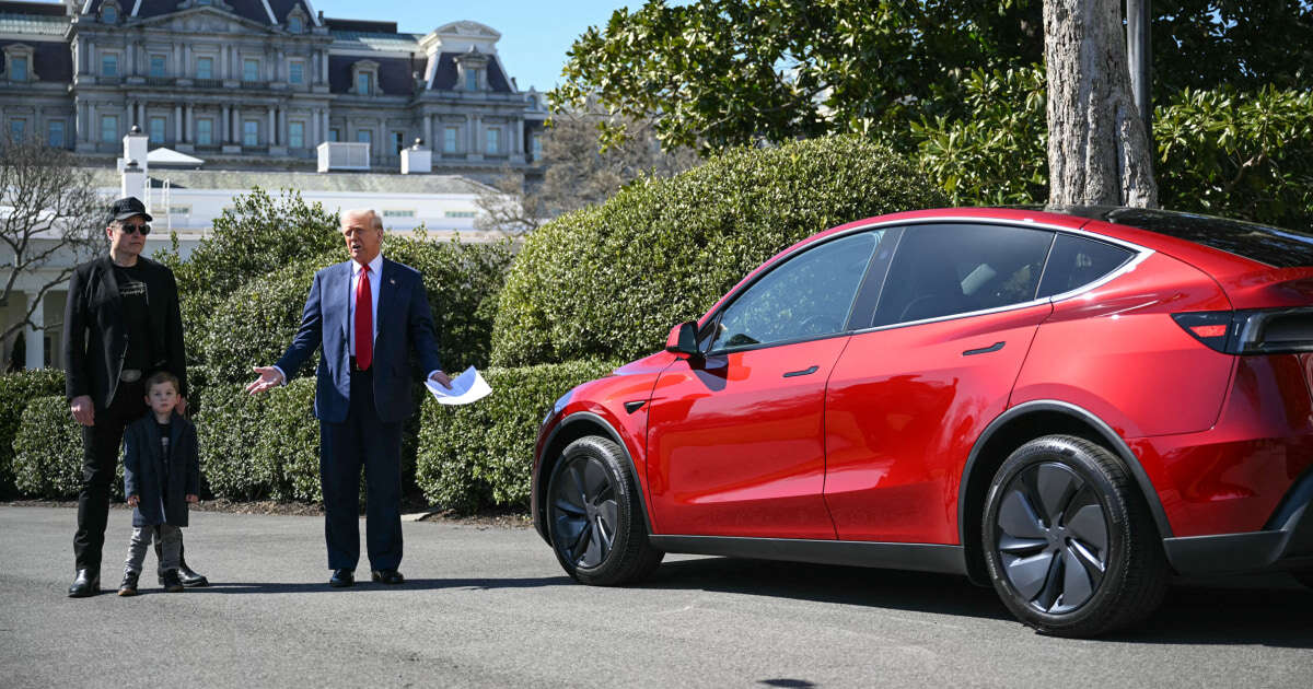 Trump turns the White House lawn into a Tesla showroom 