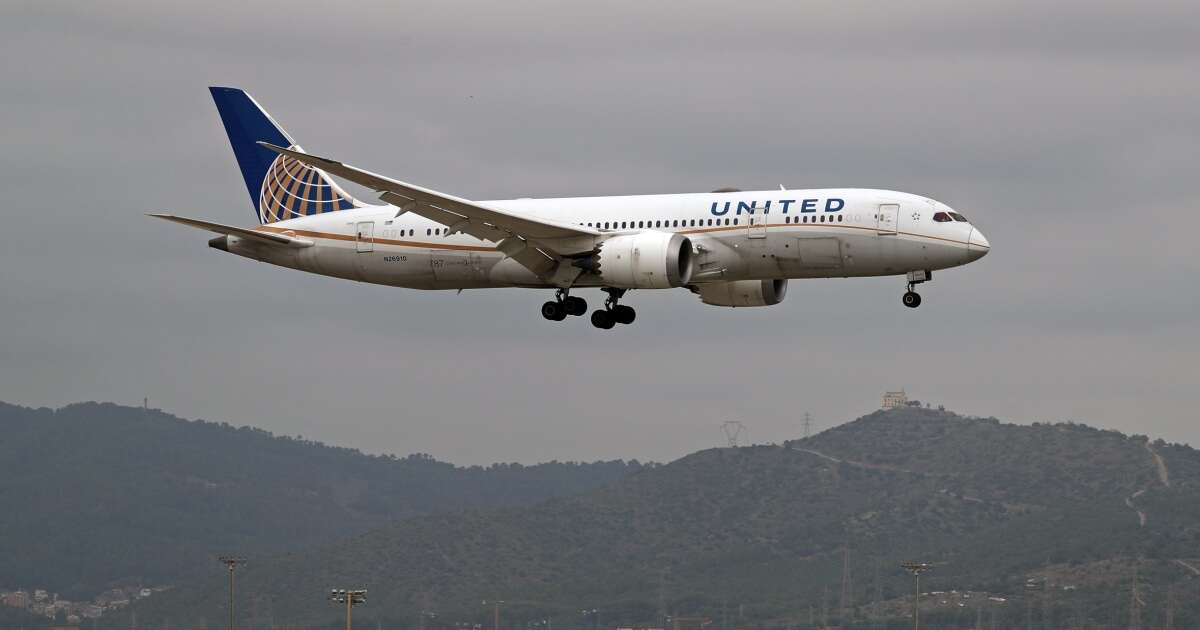 Video shows United Airlines flight in disarray after problems midair