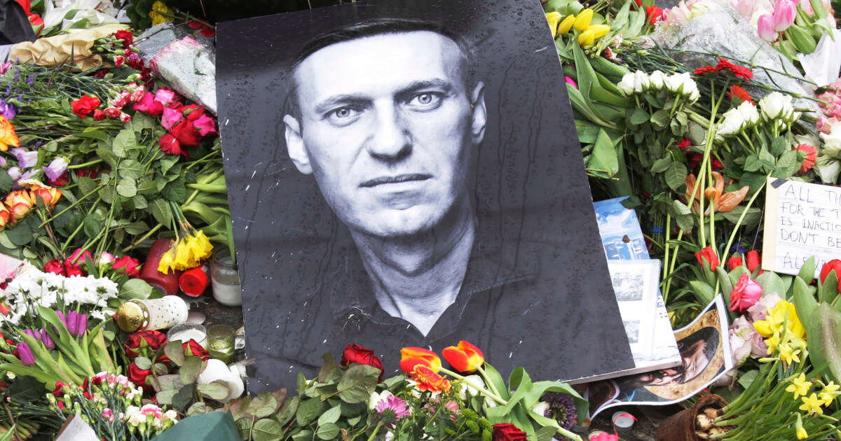 Allies of anti-Putin campaigner Alexei Navalny say the Kremlin is trying to derail his burial
