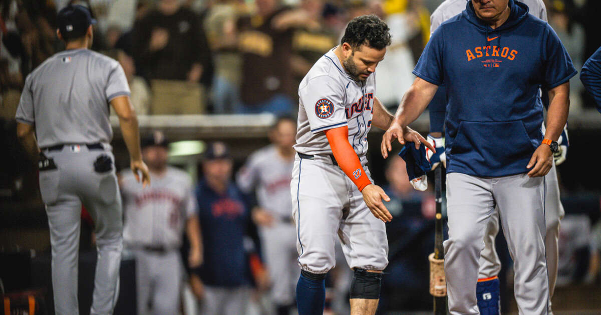 Astros star José Altuve takes off his shoe to protest call by umpire