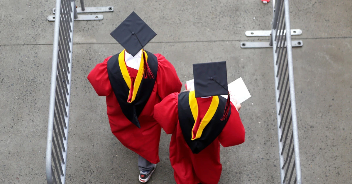 New college grads face a tougher job market — again