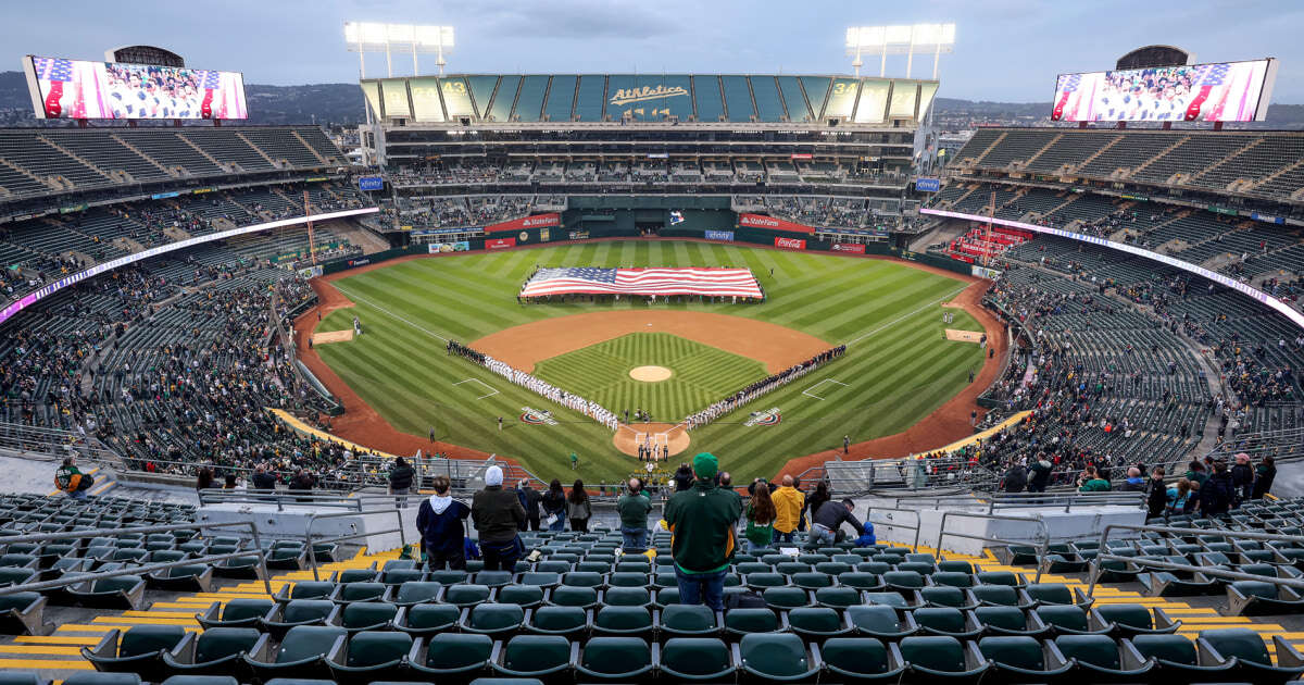 Oakland says goodbye to major professional sports with A's final game