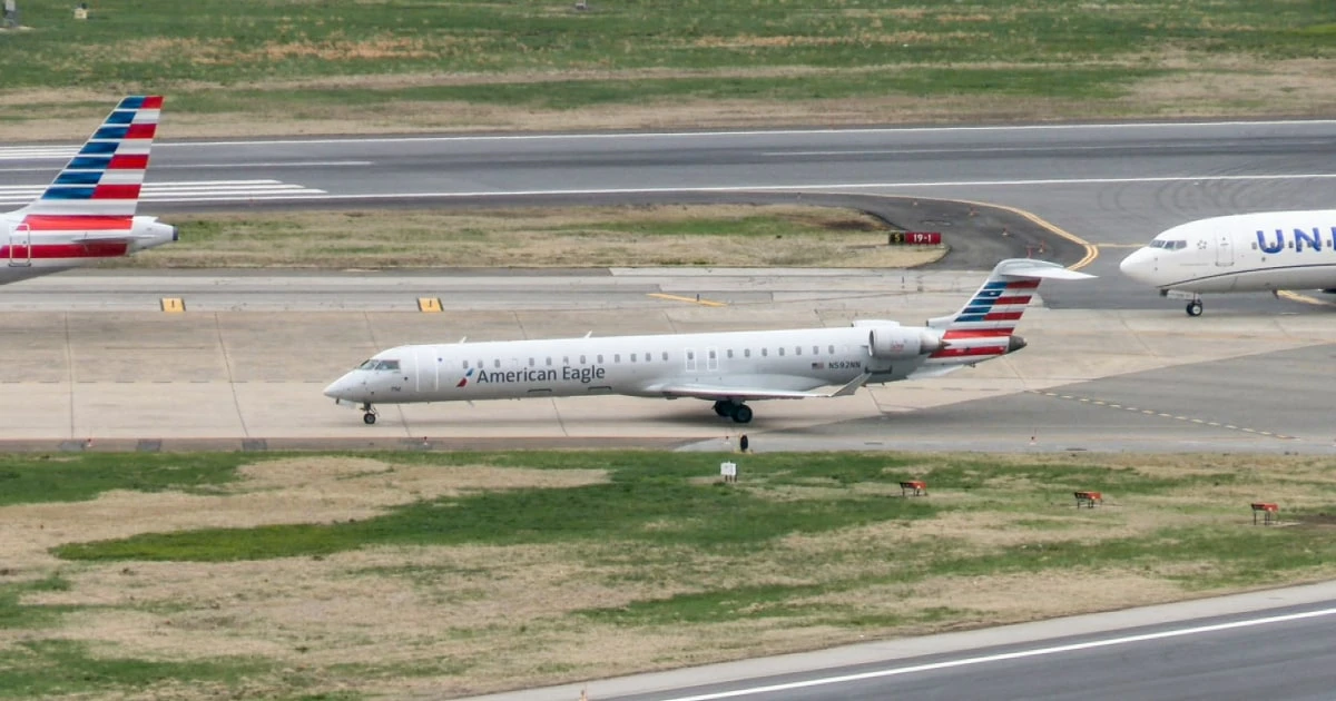 Plane with 5 House members clipped by aircraft on taxiway at D.C.'s Reagan National Airport   