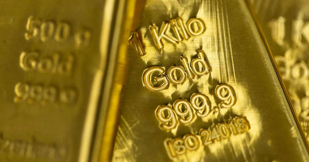 The wealthy are loading up on cash, gold and family trusts during market turmoil