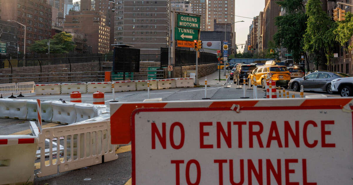 Water leaks into Manhattan tunnel due to drilling mistake, snarling traffic