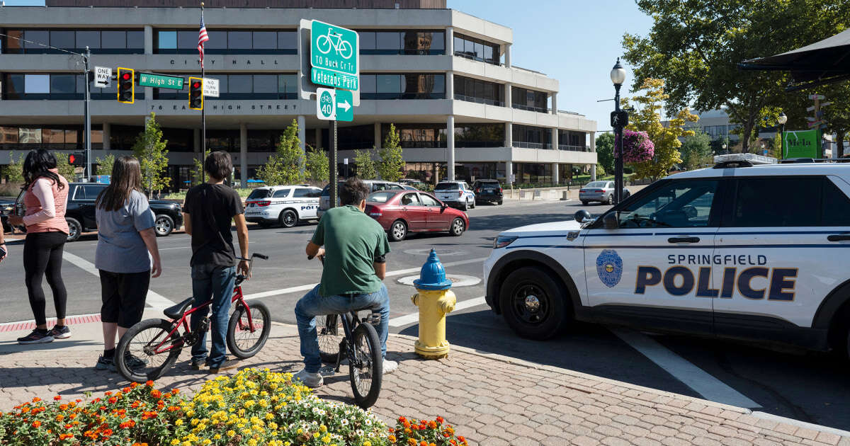 Bomb threats force second consecutive day of school closures in Springfield, Ohio 