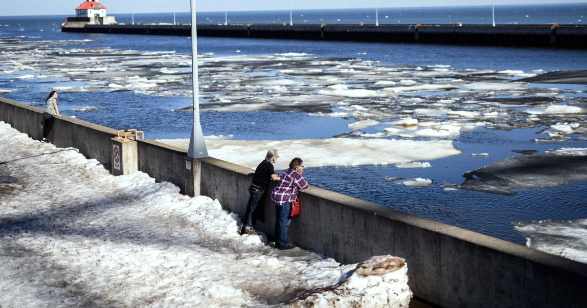 Great Lakes see little ice as warmer temperatures persist