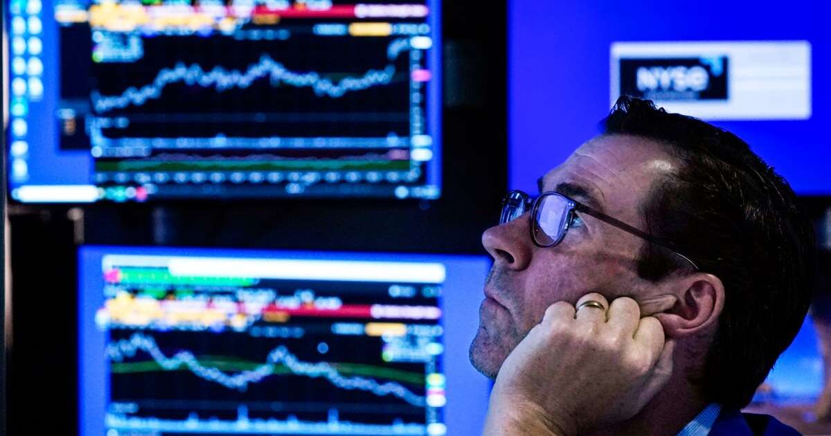 S&P 500 rises to record close on Monday, Dow snaps four-day losing streak