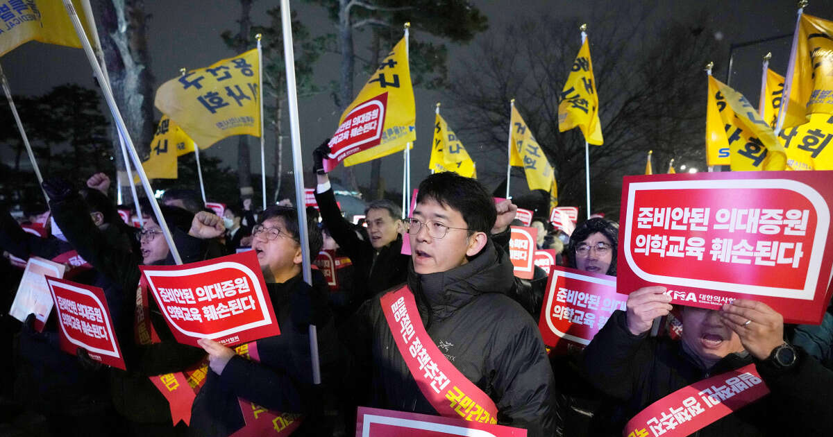 South Korea health alert raised to ‘severe’ over doctors walkout