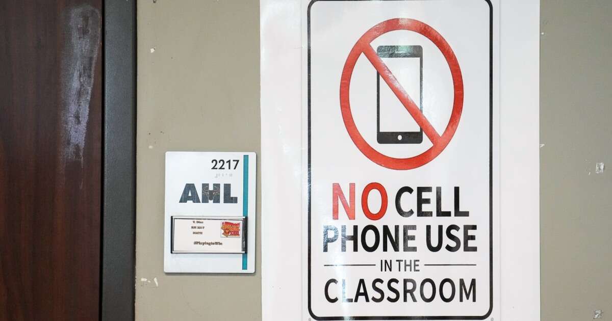 A growing number of states are considering bills to ban cellphones in schools