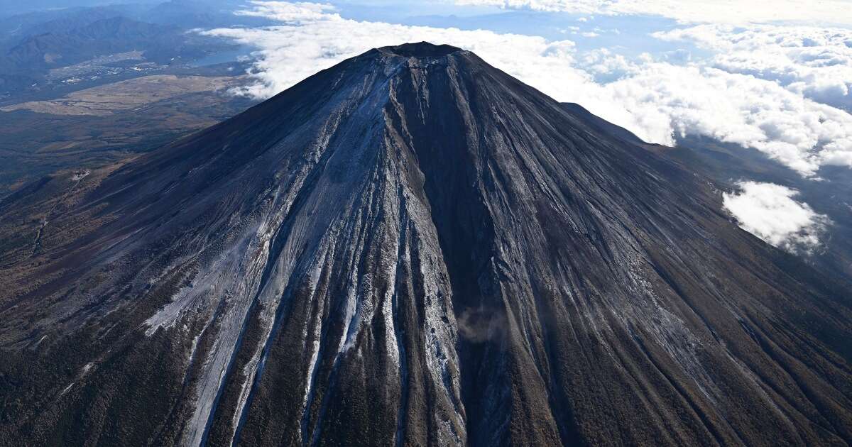 Mount Fuji finally gets its first snow, a month later than last year