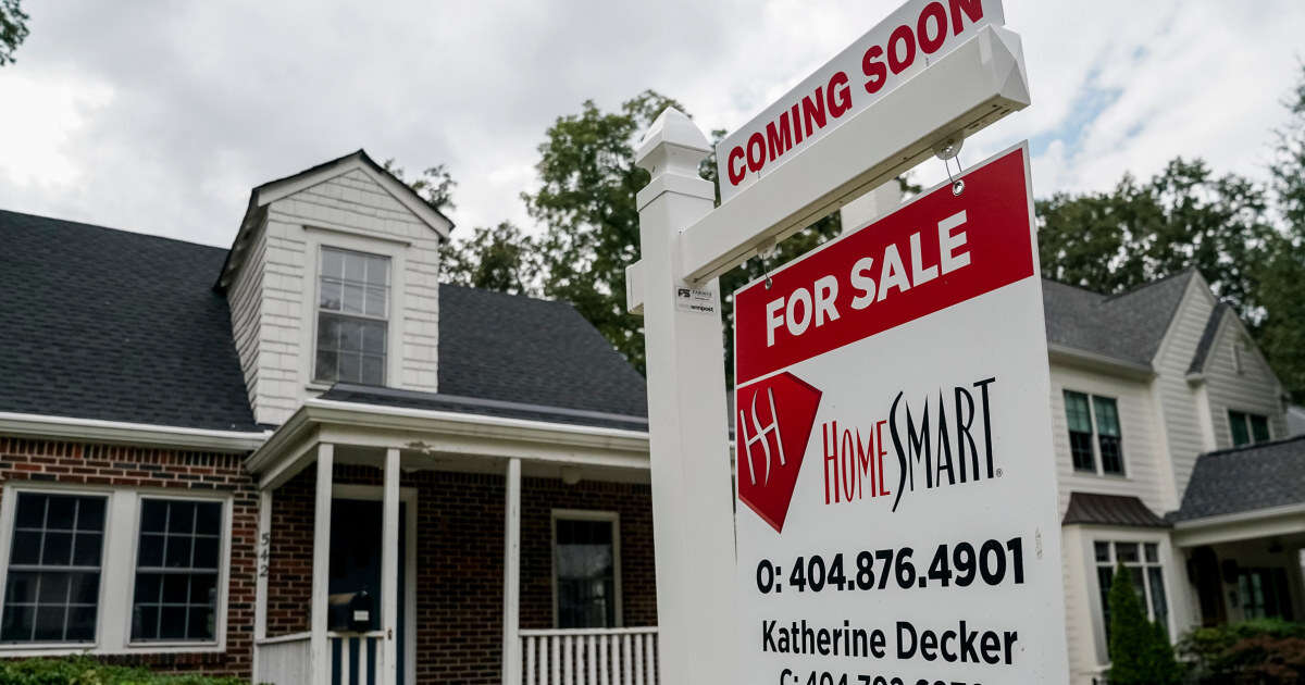 Mortgage refinance demand surges 27%, as interest rates drop for the third straight week