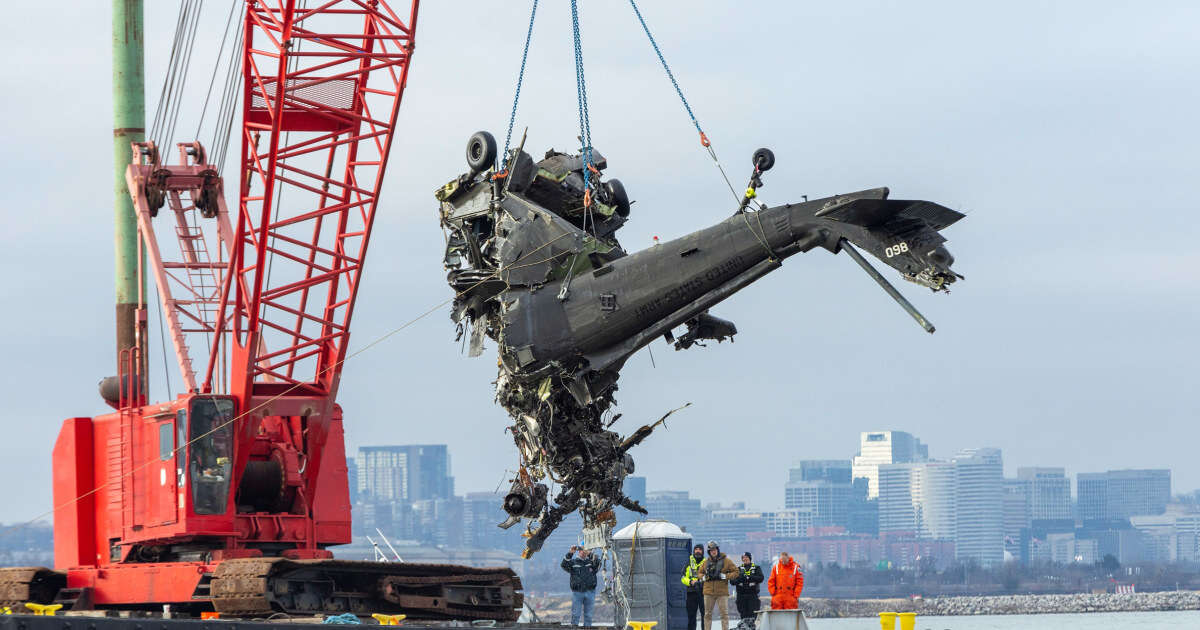 Black Hawk involved in collision that killed 67 people recovered from Potomac River