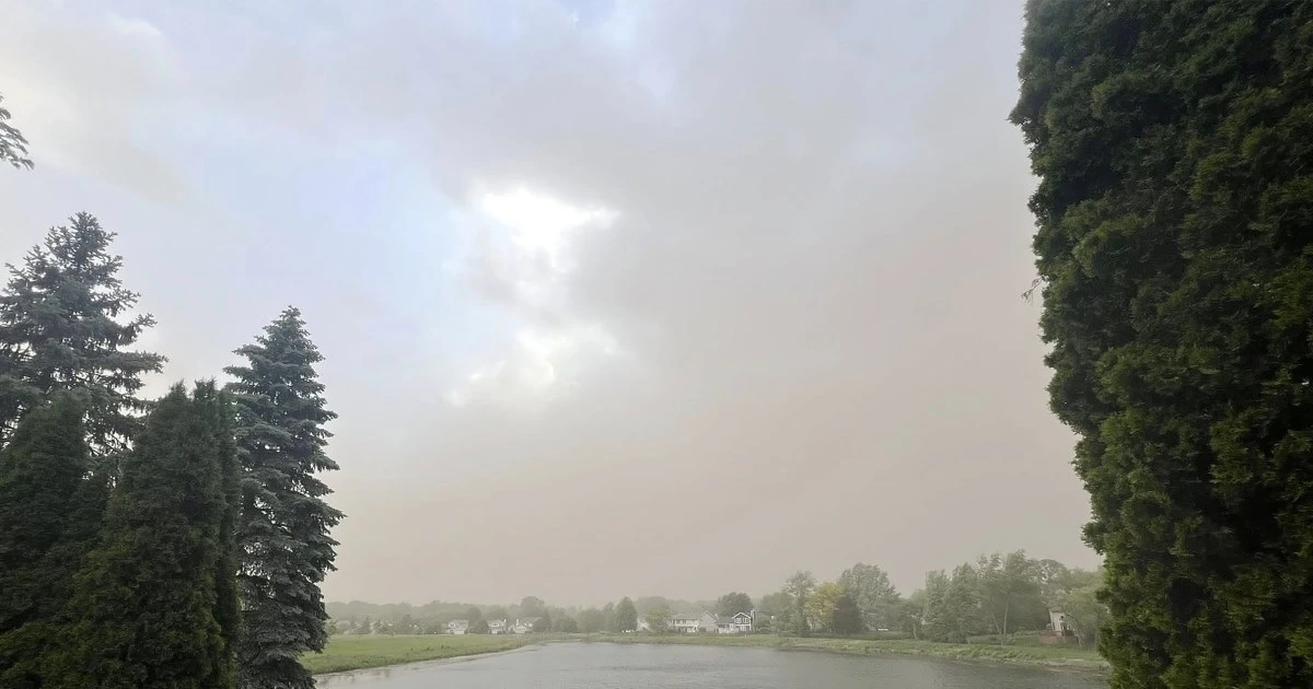 Dust storm covers Chicago with near-zero visibility conditions 