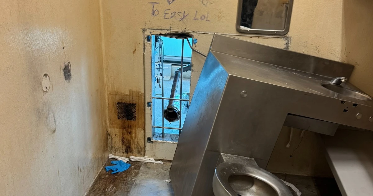 New Orleans inmates appear to taunt jailers in photos of hole they escaped from: 'To Easy Lol' 