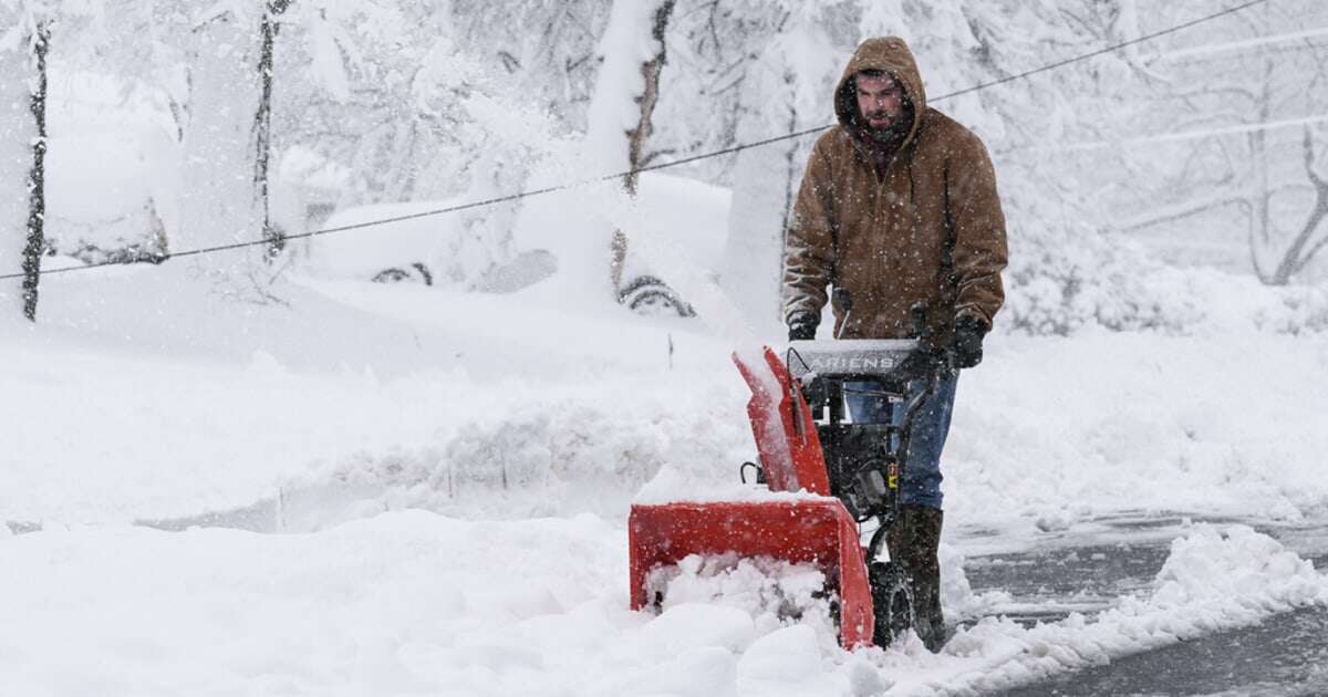 Arctic blast continues to hammer northern U.S., disrupting post-Thanksgiving travel