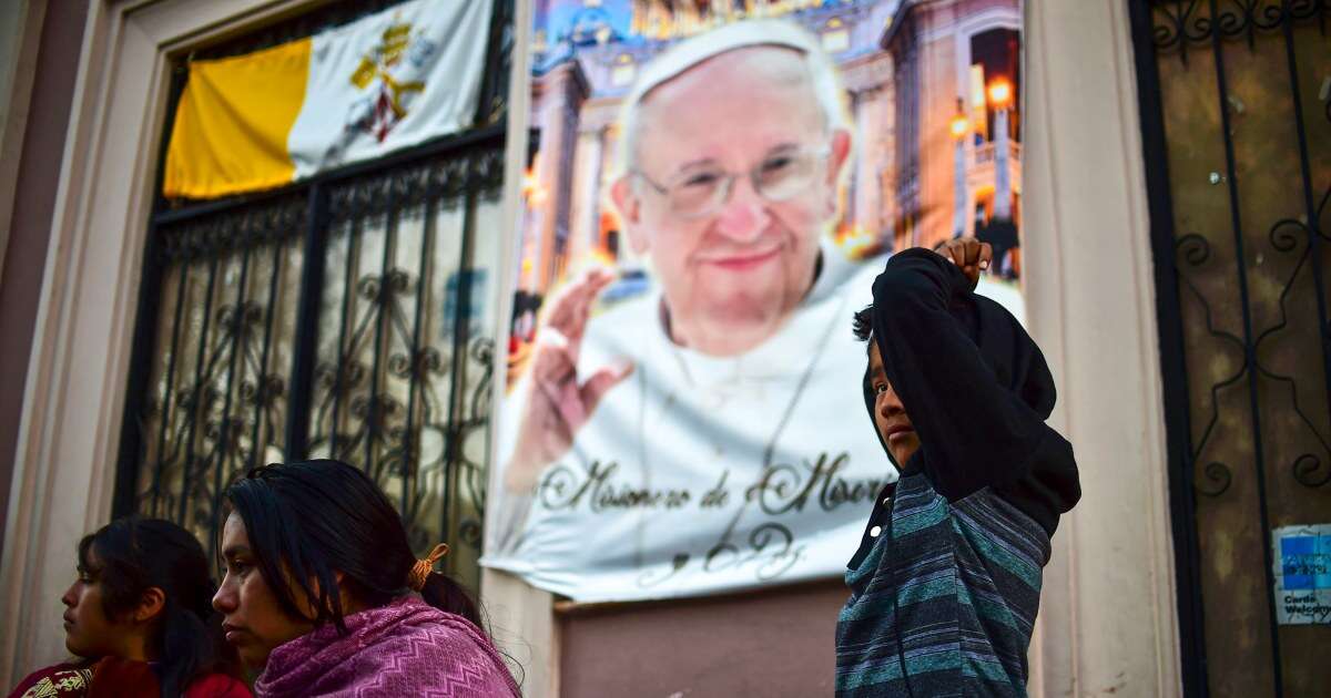 Pope Francis, stable in hospital, thanks well-wishers for support 